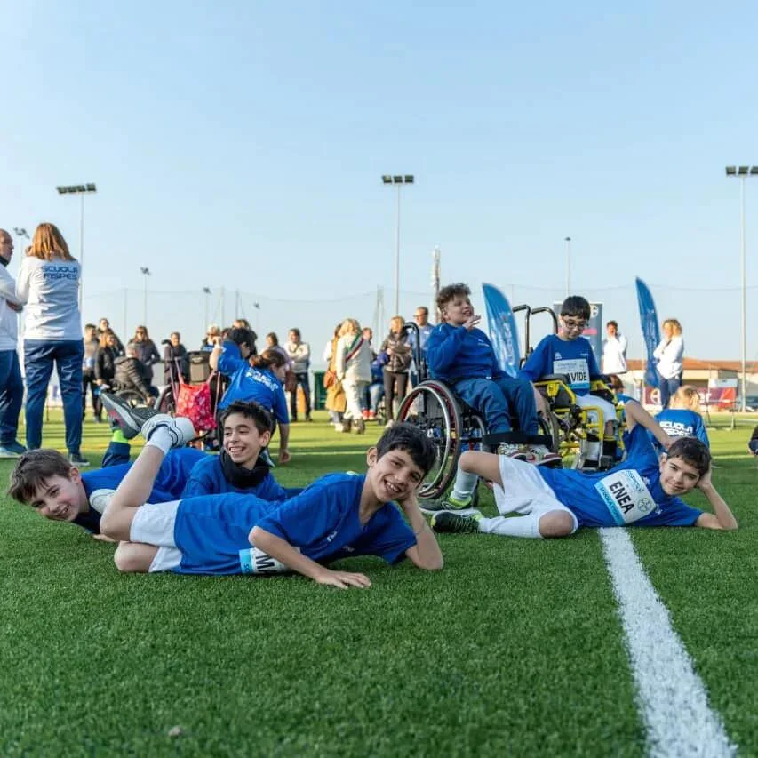 ragazzi sdraiati su un campo da gioco in occasione del primo raduno del progetto la scuola itinerante con fispes e fondazione conad